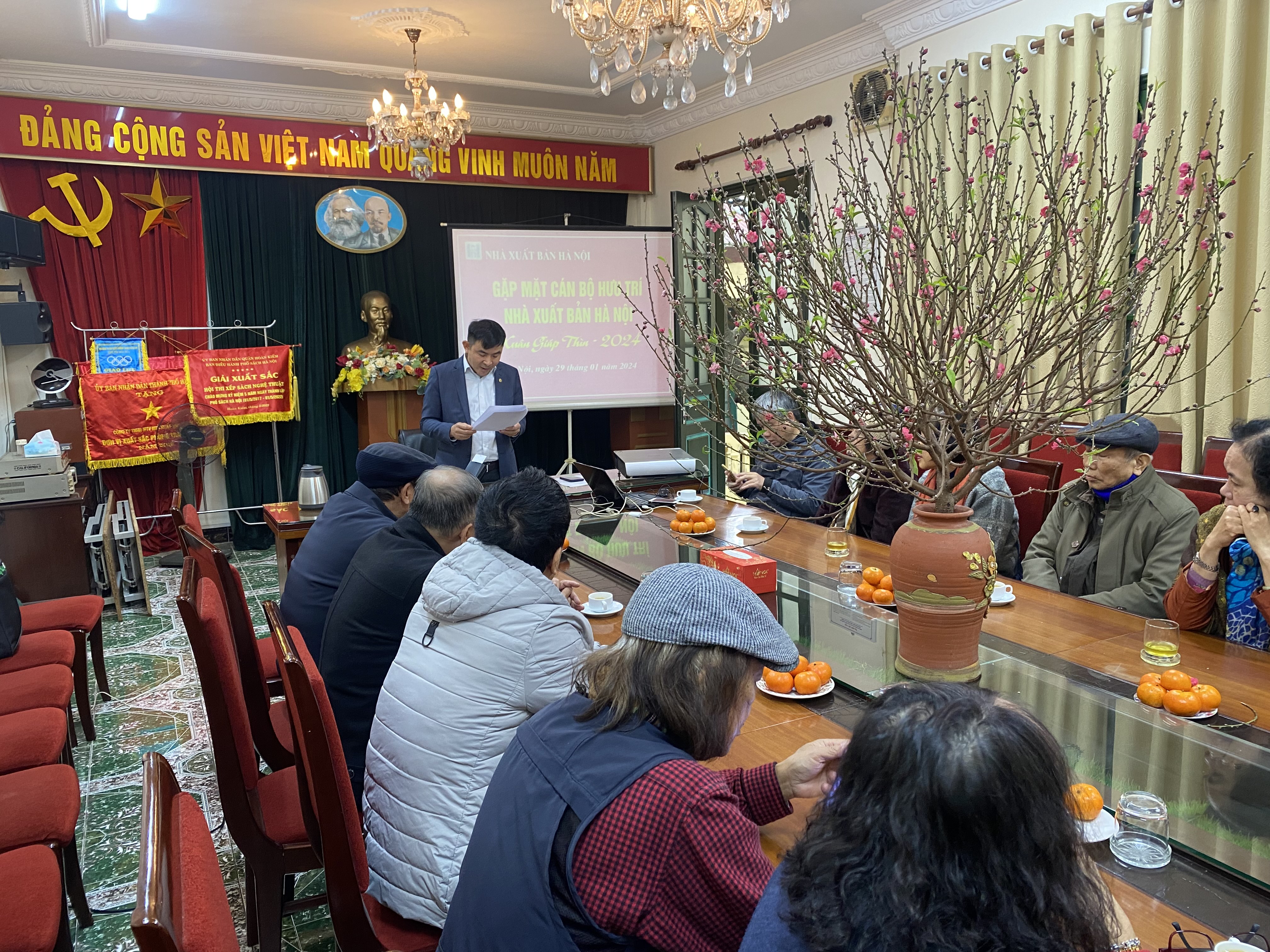 Nhà xuất bản Hà Nội gặp mặt chúc Tết cán bộ hưu trí  NXB Hà Nội qua các thời kỳ