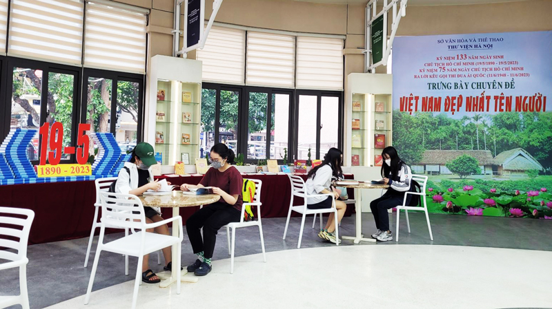 Trưng bày sách chuyên đề “Việt Nam đẹp nhất tên Người“