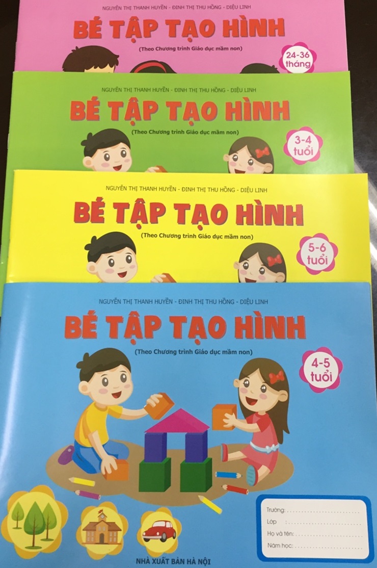 Bé tập tạo hình