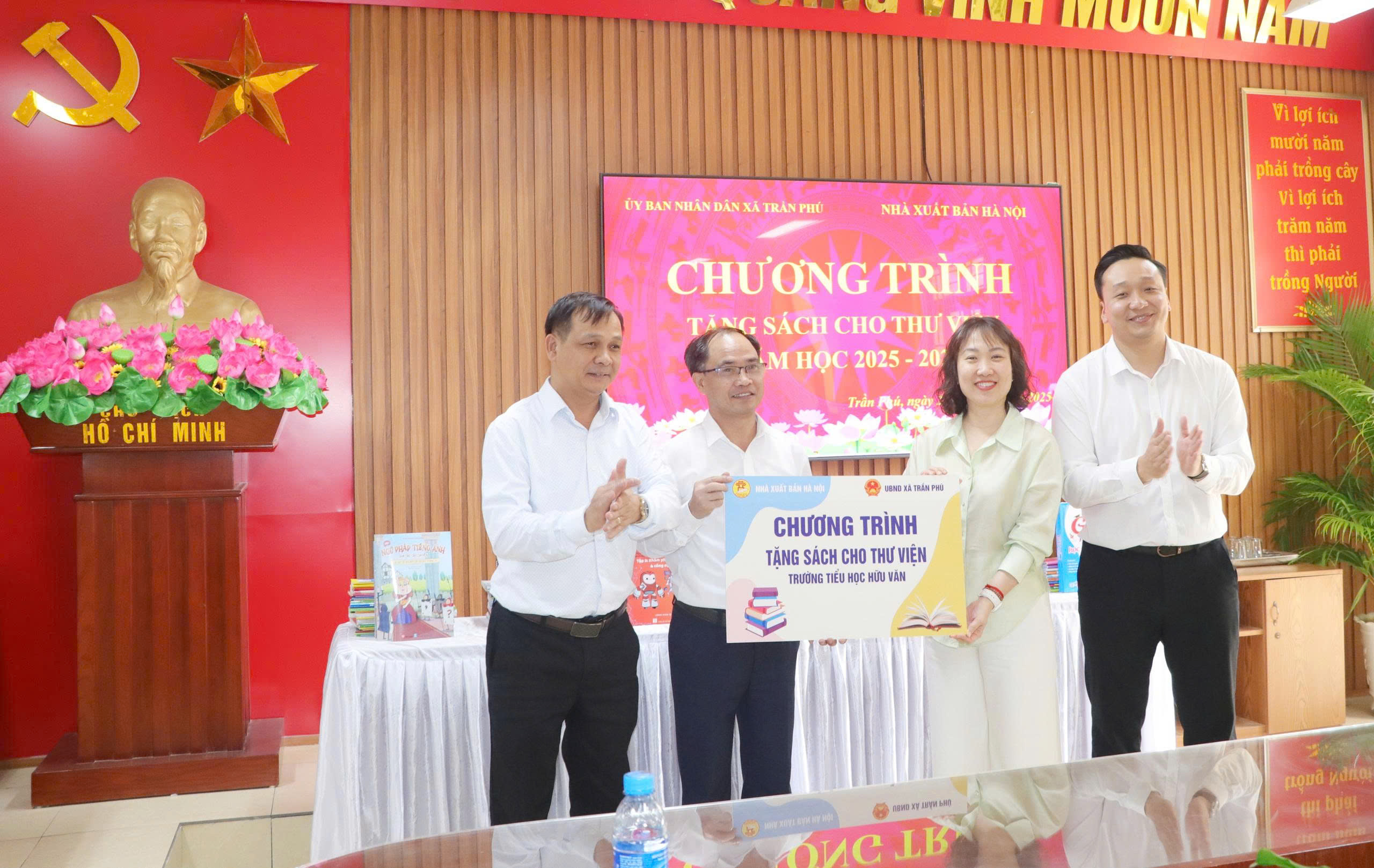 Nhà xuất bản Hà Nội trao tặng sách cho các trường Tiểu học tại xã Trần Phú