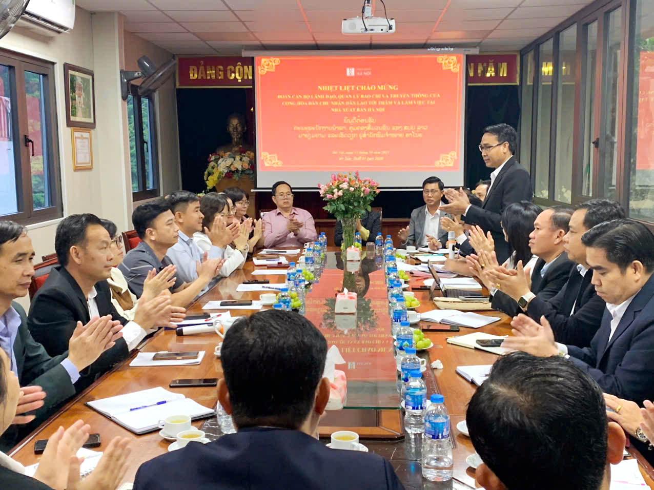 NHÀ XUẤT BẢN HÀ NỘI ĐÓN TIẾP ĐOÀN CÁN BỘ LÃNH ĐẠO, QUẢN LÝ BÁO CHÍ VÀ TRUYỀN THÔNG NƯỚC CHDCND LÀO
